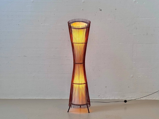 Image 1 of Franse vloerlamp van rotan en bamboe, jaren 60/70.