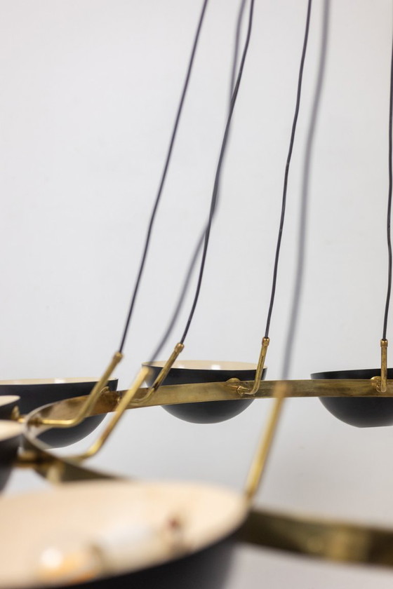 Image 1 of Lampadario a 12 luci in ottone patinato e metallo laccato nero. Contemporaneo