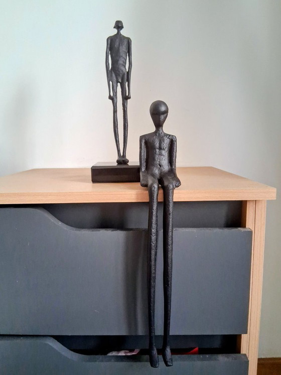 Eisenskulptur nach Giacometti „Sitzender Mann“ aus Gusseisen – Bildhauerei, Cast Iron (photo 6 of 6)