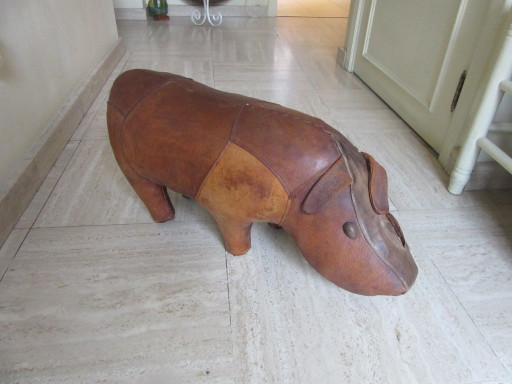 Vintage leren neushoorn, verkocht zoals hij is.
