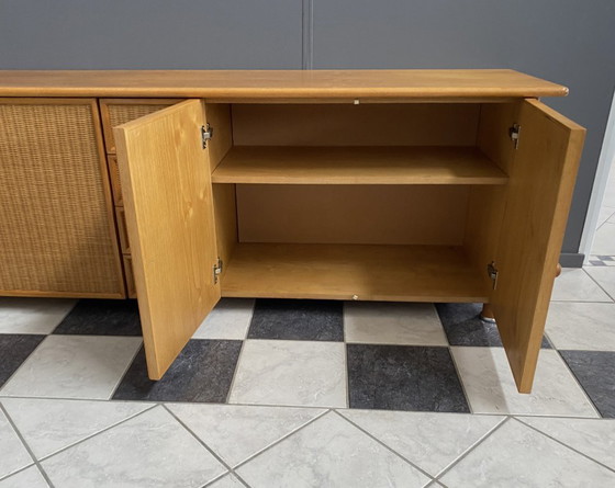 Image 1 of Grande credenza in vimini sintetico chiaro e cinghie di legno