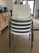 6 stapelbare Castelli-Stühle, weiß lackiert, mit leichten Lackschäden. Der Sitzkomfort ist hervorragend.