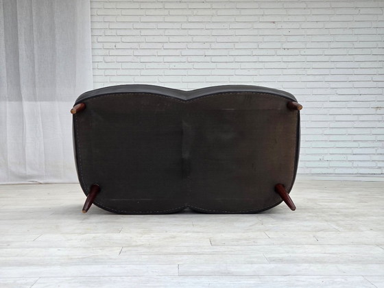 Skandinavisches Sofa aus den 1960er Jahren, bezogen mit schwarzem Möbelleder. – 2 Sitzer Sofas, Wood (photo 14 of 18)