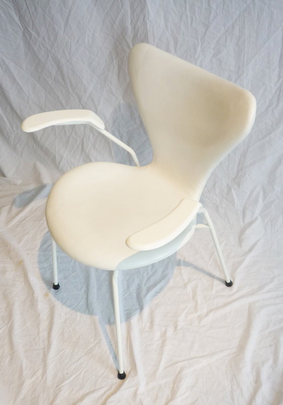 Image 1 of Stoel Mod. 3207 Arne Jacobsen wit leer