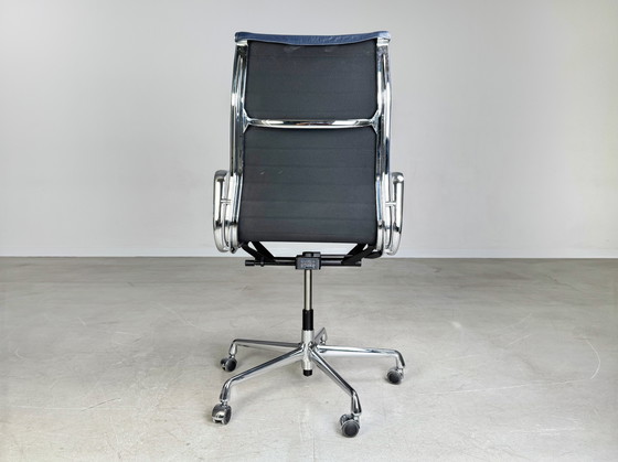 Image 1 of Original Charles Eames Bürostuhl Vitra EA119 Leder Blau Rollen