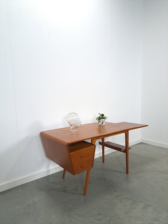 Image 1 of Teak vrijstaand partner bureau met schuine vormen, lades en extra uitschuifbaar werkblad