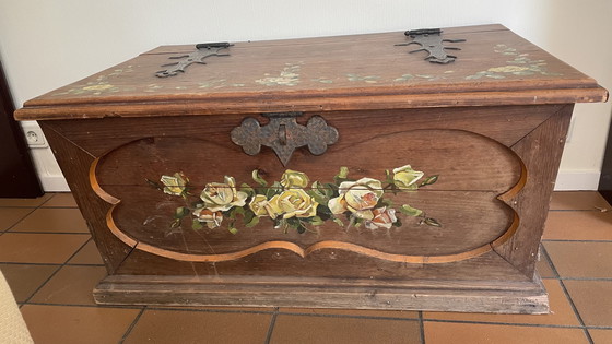 Image 1 of Antike handbemalte Truhe