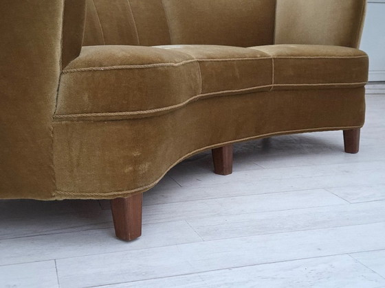 Image 1 of Deense "Banana" driezitsbank uit de jaren 60, origineel olijfgroen meubelvelours.