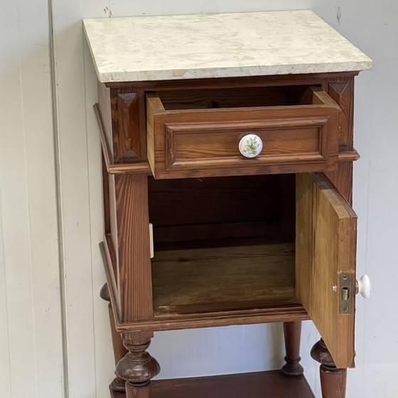 Image 1 of Table de chevet ancienne française chinée, meuble d'entrée en chêne avec plateau en marbre