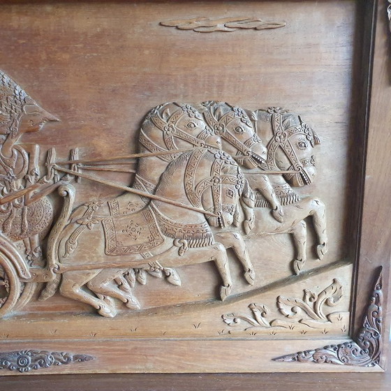 Image 1 of Grande opera in legno indonesiano con Krisna e Arjuna di 116 cm.