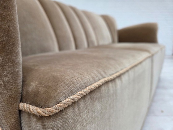 Image 1 of Deense driezitsbank uit de jaren 60, bekleed met groen meubelvelours en voorzien van eikenhouten poten.