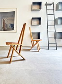 Twee brutalistische stoelen, midden 20e eeuw, in de stijl van Pierre Chapo.