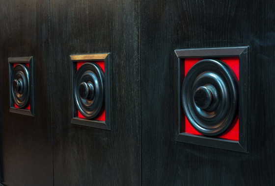 Image 1 of Groot, brutalistisch highboard in De Coene-stijl uit het midden van de 20e eeuw, zwart met rode accenten. België, jaren 60.