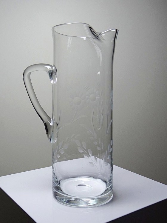 Image 1 of Jarra antigua de cristal soplado con decoración floral grabada, Europa, 1920-1930.
