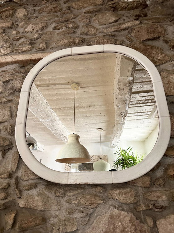 Großer Wandspiegel im Space-Age-Stil aus weiß patiniertem Holz. Frankreich, 1970er Jahre. – Glass (photo 4 of 7)