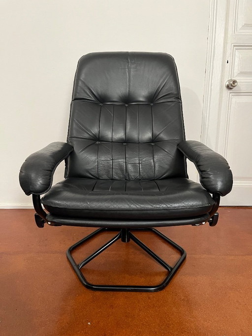 Vintage leather recliner by Unico. 1970s.
