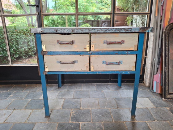 Image 1 of Industrieel vintage werktafeltje / ladekast