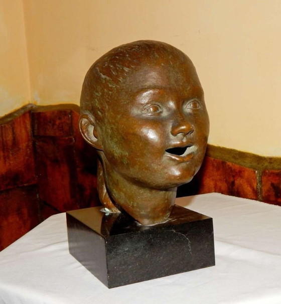Image 1 of Elegante escultura de bronce: busto de una niña sobre una base de mármol macizo.