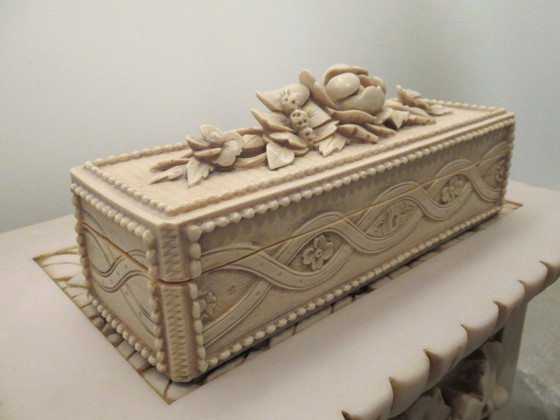 Image 1 of Imperio ivory-colored box with flowers