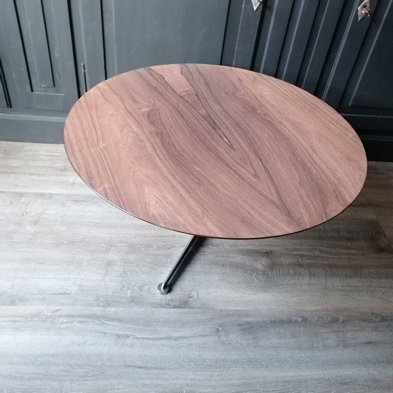 Image 1 of Table basse design vintage Midcentury en bois de teck rond. Fabriquée en Allemagne.