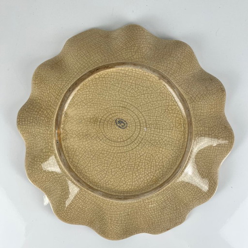 Piatto in terracotta smaltata a effetto craquelé con decorazioni esotiche raffiguranti scimmie e palme, prima (photo 2 of 8)