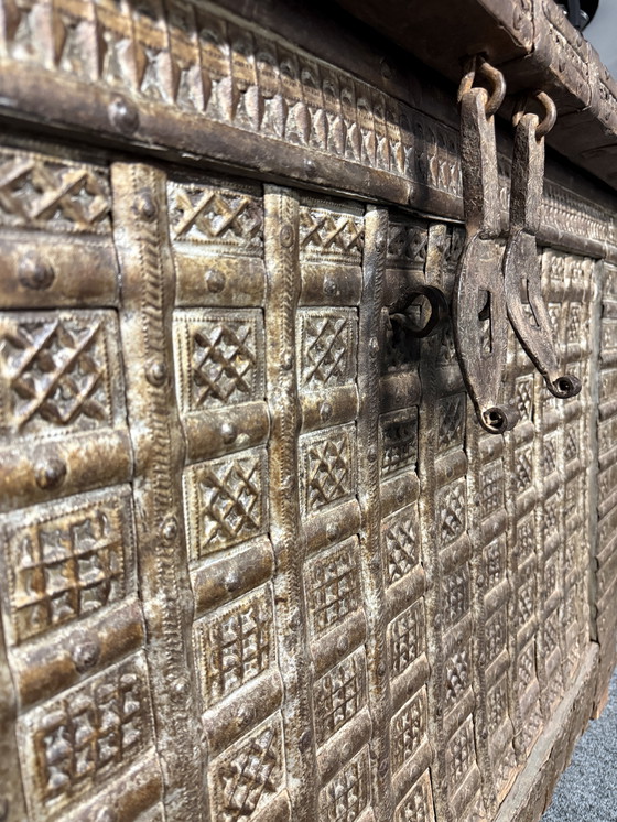 Image 1 of Houten Kist met Metalen Beslag - Uniek Stuk