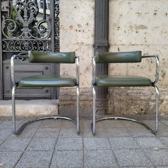 Image 1 of Een paar Bauhaus-fauteuils, verchroomd staal en groen leer, Moderne Beweging, jaren 70 – Zwitserland