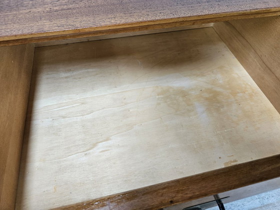 Image 1 of Notenhouten ladekast uit de jaren 60 met details van ijzer en messing.