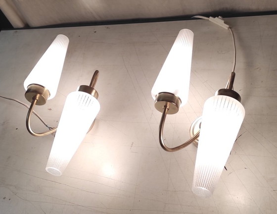 Image 1 of Applique asimmetriche in ottone con paralumi a tulipano opalini - anni '50/'60