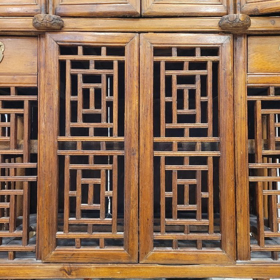 Image 1 of Mueble / Armario “Gabinete de erudito”, madera de olmo, trabajo de celosía, Dinastía Qing, s. XIX – China