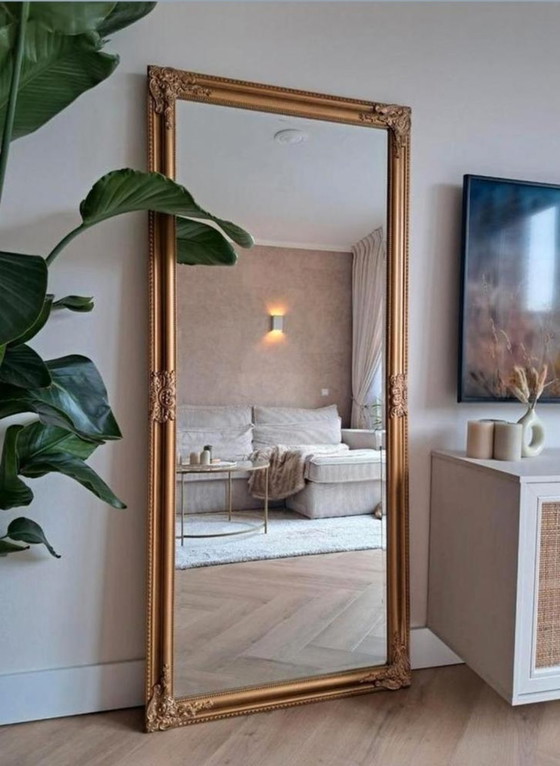 Image 1 of Gran espejo de aspecto antiguo en bronce dorado con facetas.