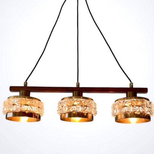 Lampadario Eriksmålarglas in teak e ottone, metà secolo, anni '60, con paralumi in cristallo