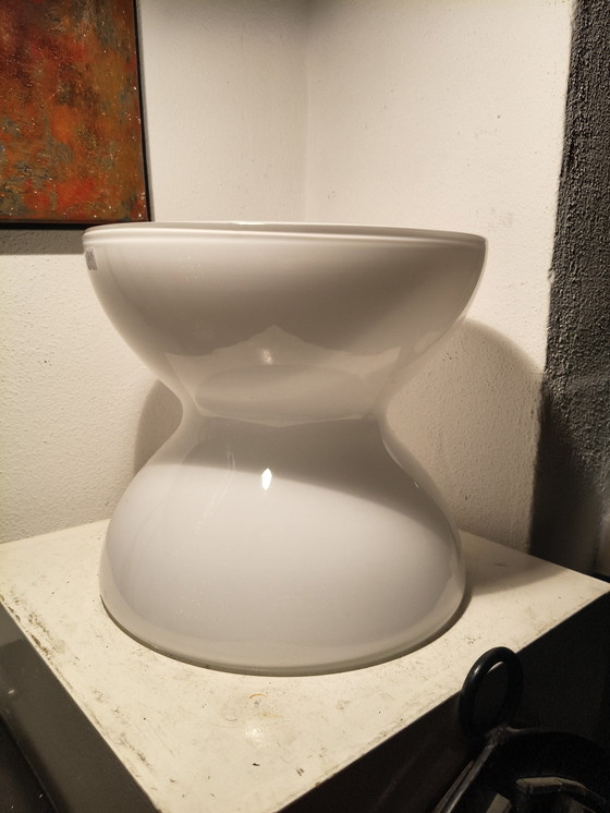 Image 1 of Vintage design modernist witte opaline glazen diabolo vaas Anne Nilsson voor Ikea 