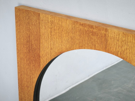 Specchio quadrato vintage ceco in impiallacciatura di rovere con vetro circolare, anni '70 – Legno (photo 4 of 10)