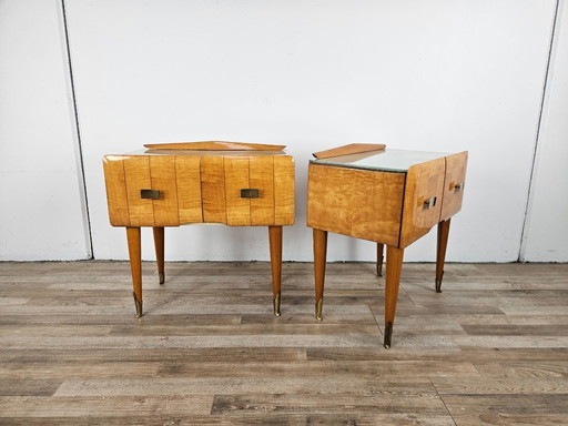 Tables de nuit du milieu du siècle en érable, laiton et verre