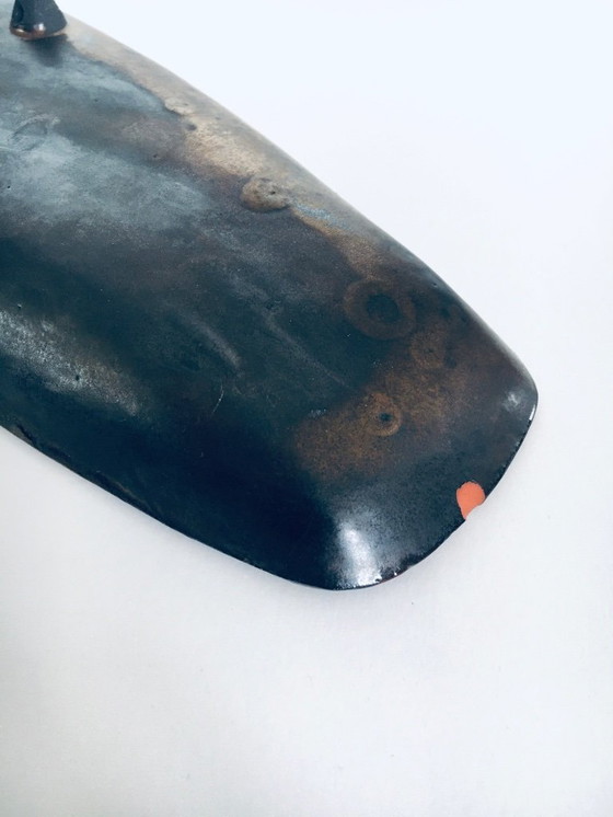 Image 1 of Plat en céramique d'art en forme de planche de surf, créé par Sanchez pour Perignem Studios, Belgique, années 1960