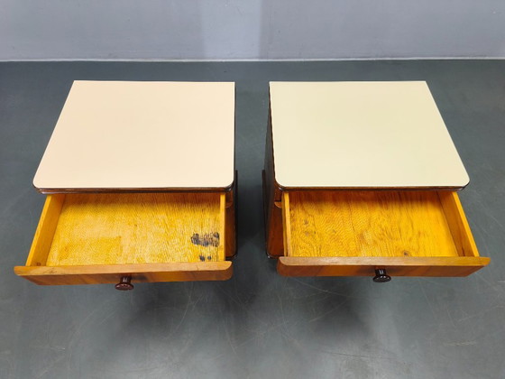 Image 1 of Een paar notenhouten nachtkastjes met glazen blad uit het midden van de 20e eeuw, jaren 1950.
