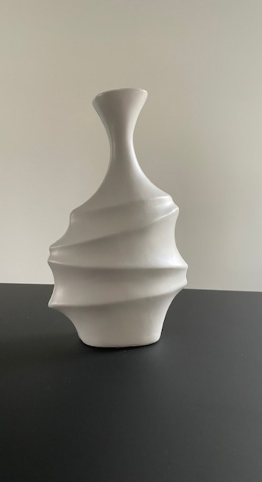 Vase sculptural en forme d'amphore, en céramique à glaçure mate