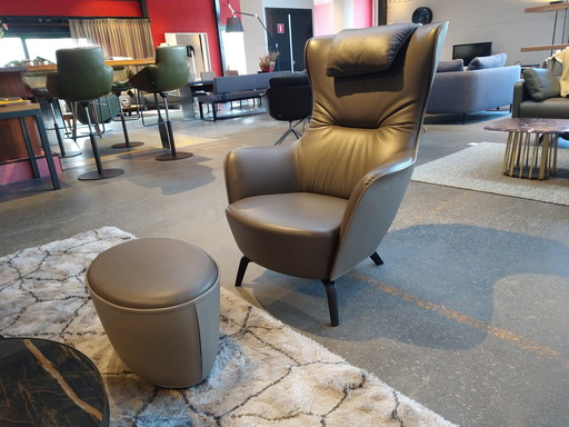 Sillón Poltrona Frau Mamy Blue con otomana