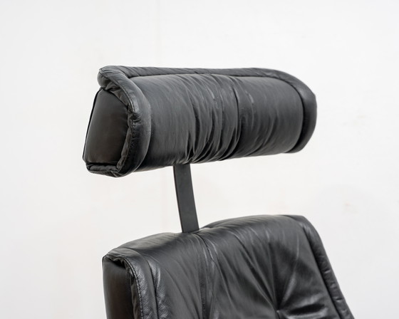 Image 1 of Sillón reclinable escandinavo con reposapiés, fabricante Stressless Ekornes, modelo “Prince”, cuero negro.