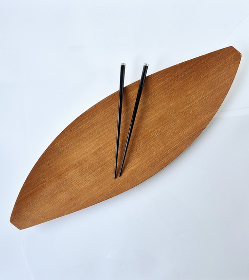 Plateau à sushis en teck, réalisé par Shigemichi Aomine pour le Conseil national des métiers d'art du Japon, vers 1960.