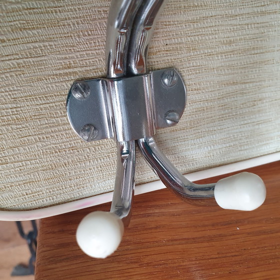 Vintage Wandkapstok Jaren 50/60 – Chroom & Crème – Kapstokken, Plastic, Wood (photo 8 of 10)