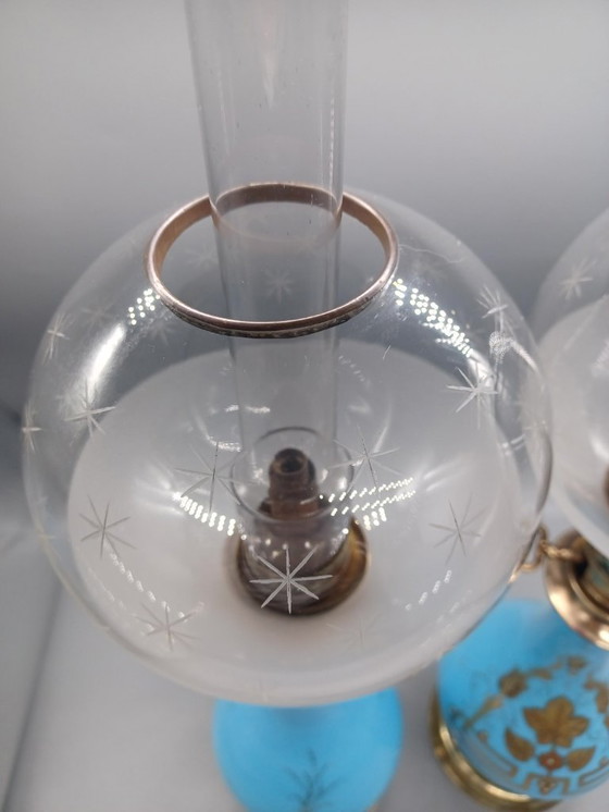 Image 1 of Par antiguo de lámparas de aceite de ópalo azul Napoleón III