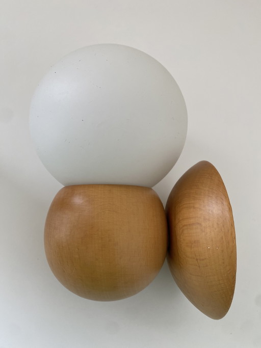 Vintage Scandinavische bollamp – hout & opaline glas – Mid Century stijl