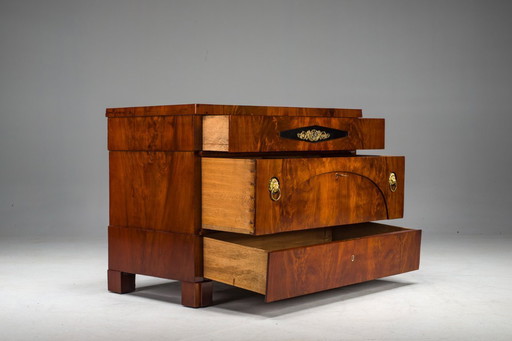 Cómodas de caoba Biedermeier de principios del siglo XIX, década de 1830