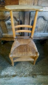 Chaise prie dieu paillée ancienne en hêtre