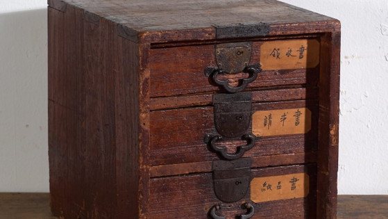 Kleine ko-dansu Kommode aus Paulownia mit Kanji-Etiketten – Japan, Meiji-Zeit, ca. – Kommoden, Paper (photo 3 of 40)
