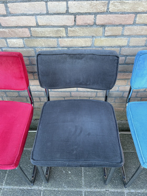 Image 1 of 4 Stühle mit geripptem Stoffbezug und verchromtem Rohrgestell
