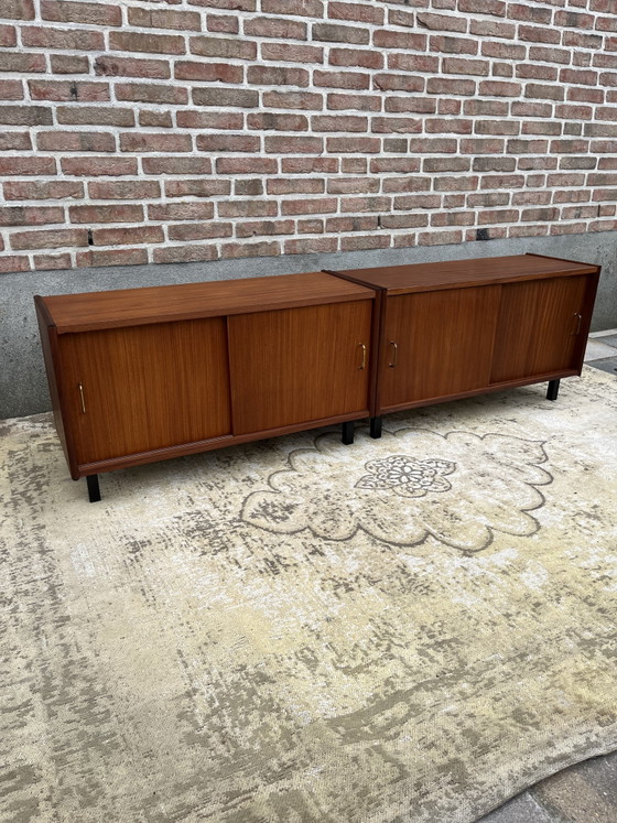 Image 1 of Mobile TV basso vintage in teak, un modello davvero fantastico con 4 ante scorrevoli.
