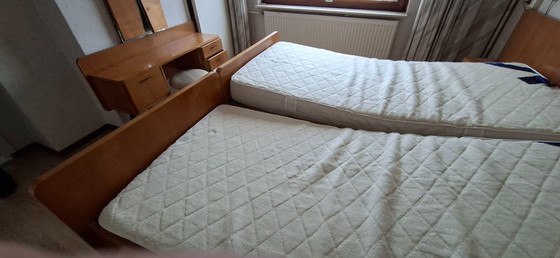 Image 1 of Doppelbett, bestehend aus 2 Einzelmatratzen, deren Fuß- und Kopfende jeweils hochgeklappt werden können.